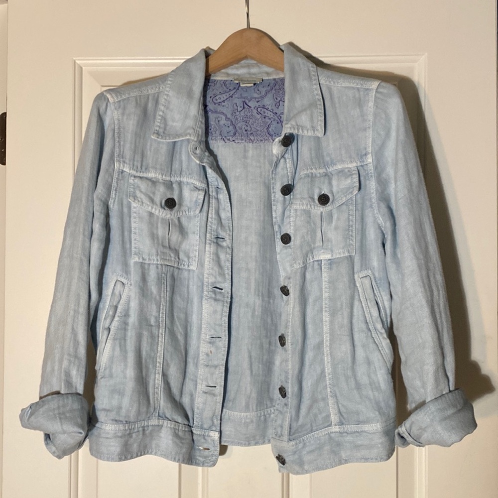 This is a very comfortable jacket it’s a beautiful light blue 100% linen